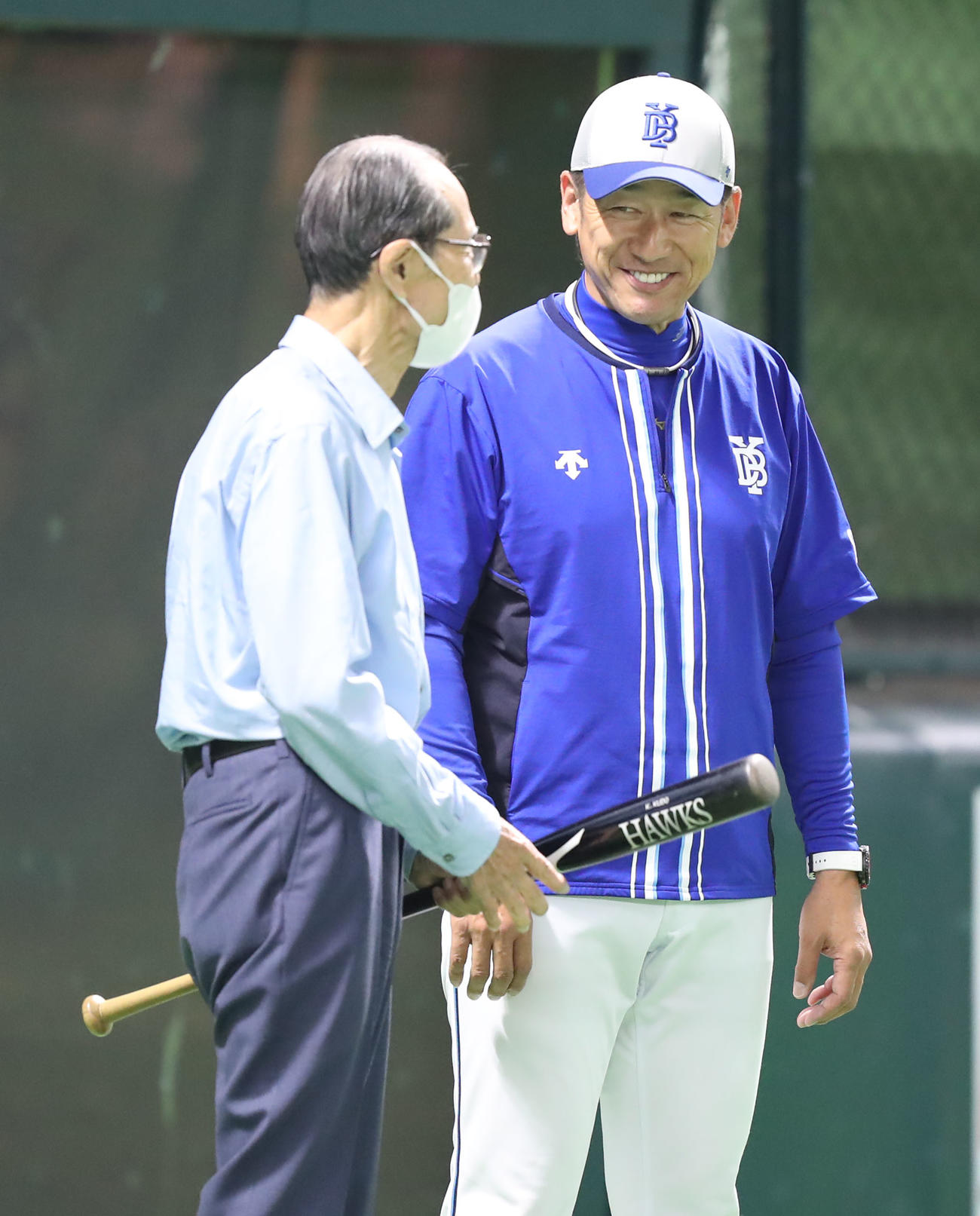 試合前に王球団会長(左)と話をするDeNAの三浦監督（撮影・冨田成美）