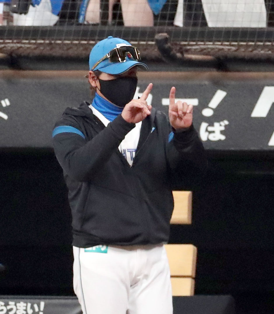 日本ハム対広島　9回裏日本ハム2死一、三塁、一塁に滑り込んだ上川畑の判定にリプレー検証を要求する新庄監督（撮影・佐藤翔太）