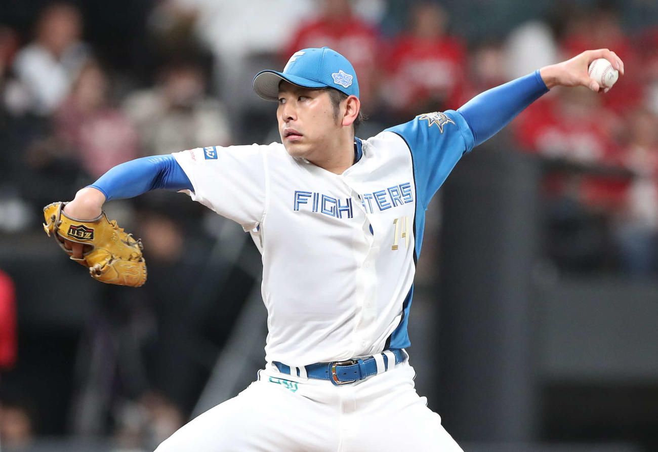 日本ハム対広島　力投する日本ハム先発の加藤貴（撮影・黒川智章）