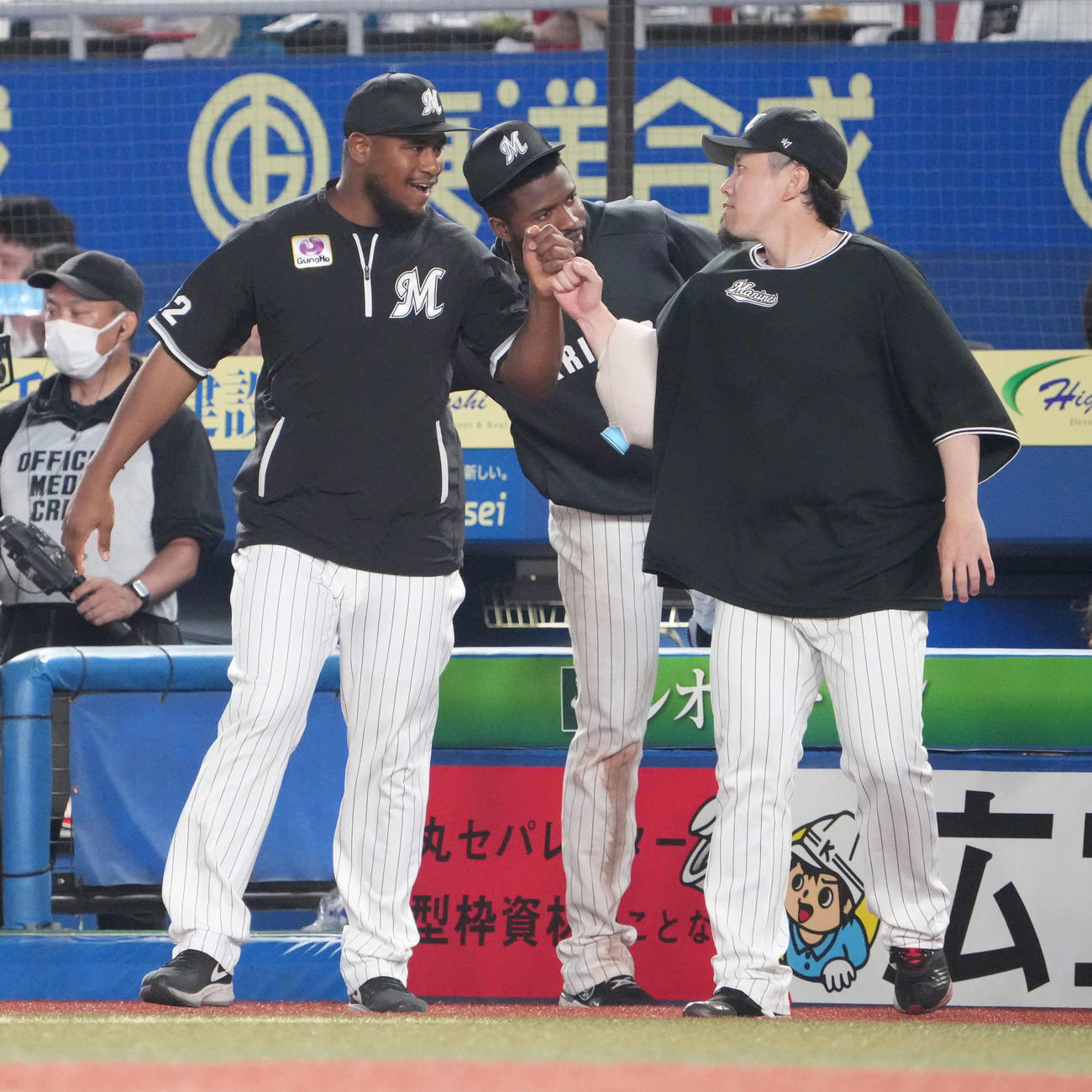 ロッテ対ヤクルト　移籍後本拠地初勝利を挙げたロッテ先発のメルセデスは2番手で登板した西村（右）の祝福を受ける（撮影・小沢裕）