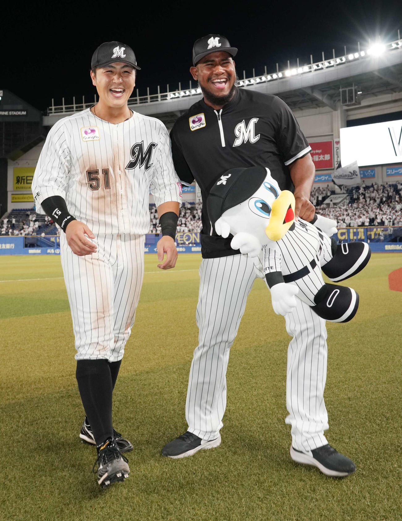 ロッテ対ヤクルト　ヒーローインタビューを終え笑顔を見せるロッテ山口(左)と移籍後本拠地初勝利を飾った先発のメルセデス（撮影・小沢裕）