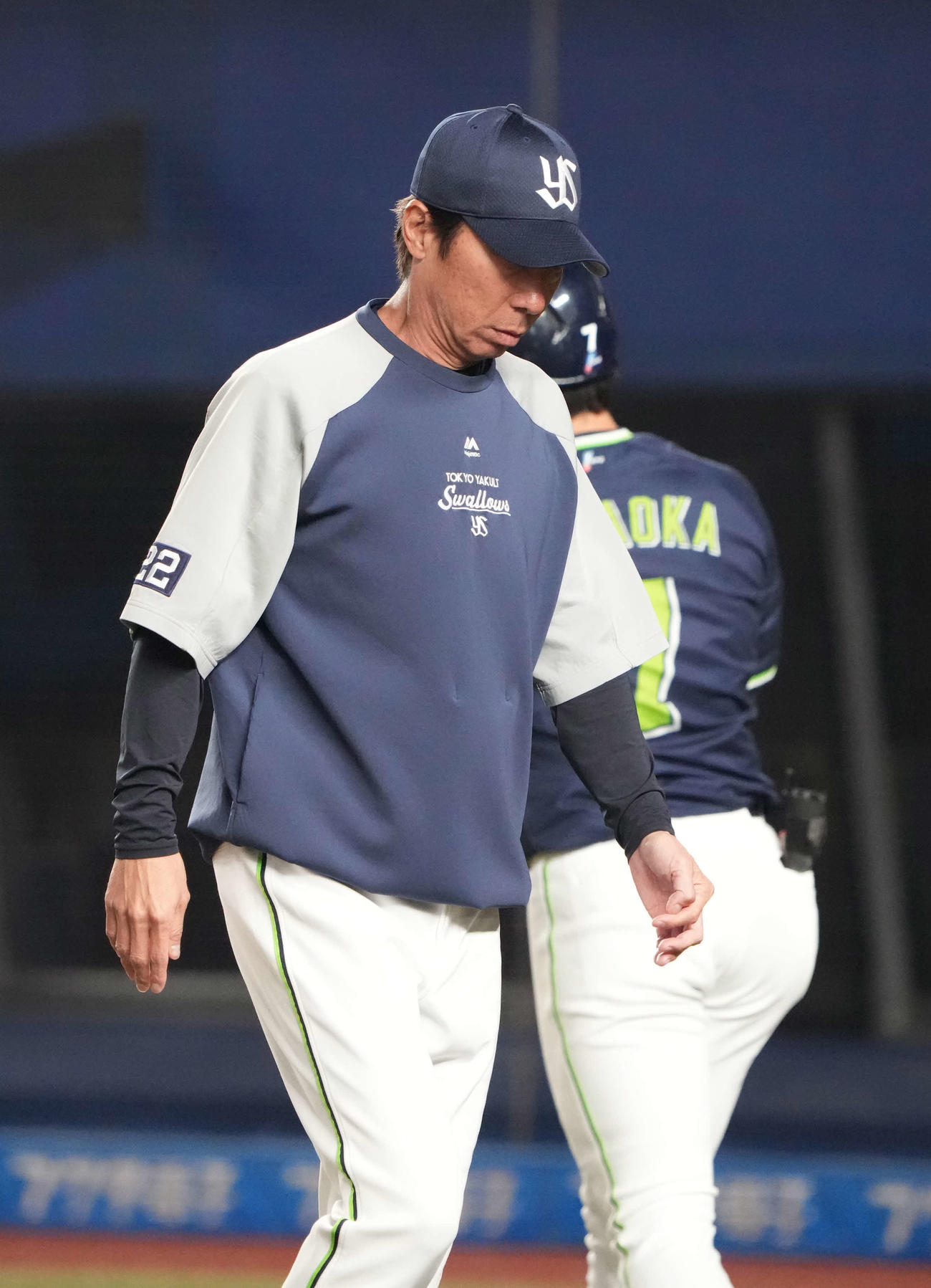 ロッテ対ヤクルト　敷田直人球審にロッテ先発メルセデスの投げたボールのチェックを要求しベンチへ引き揚げるヤクルト高津監督（撮影・小沢裕）