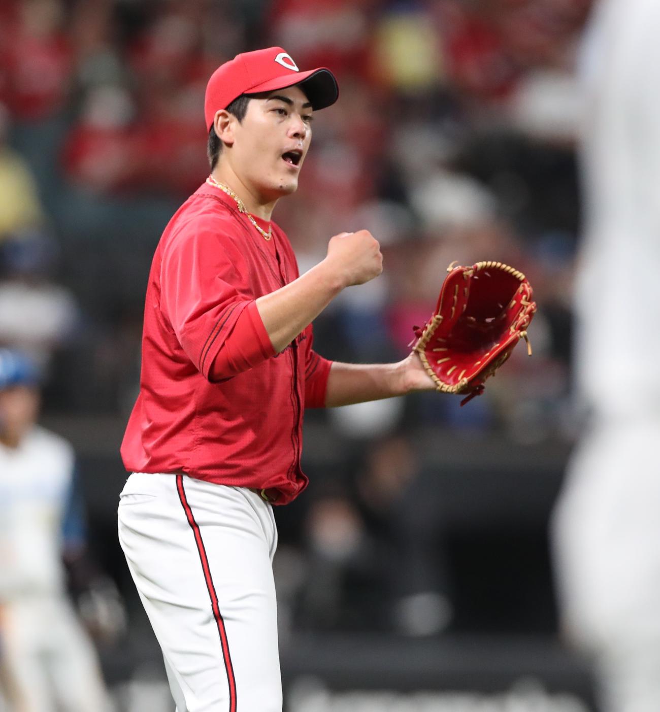 日本ハム対広島　7回裏、走者を出すも無失点に抑えガッツポーズの九里（撮影・黒川智章）