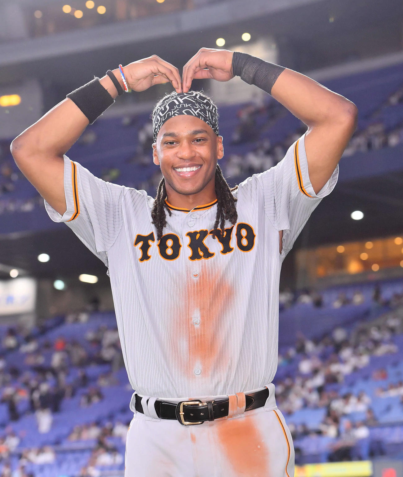 オリックス対巨人　5打数5安打の活躍を見せたウォーカーは笑顔でポーズ（撮影・和賀正仁）