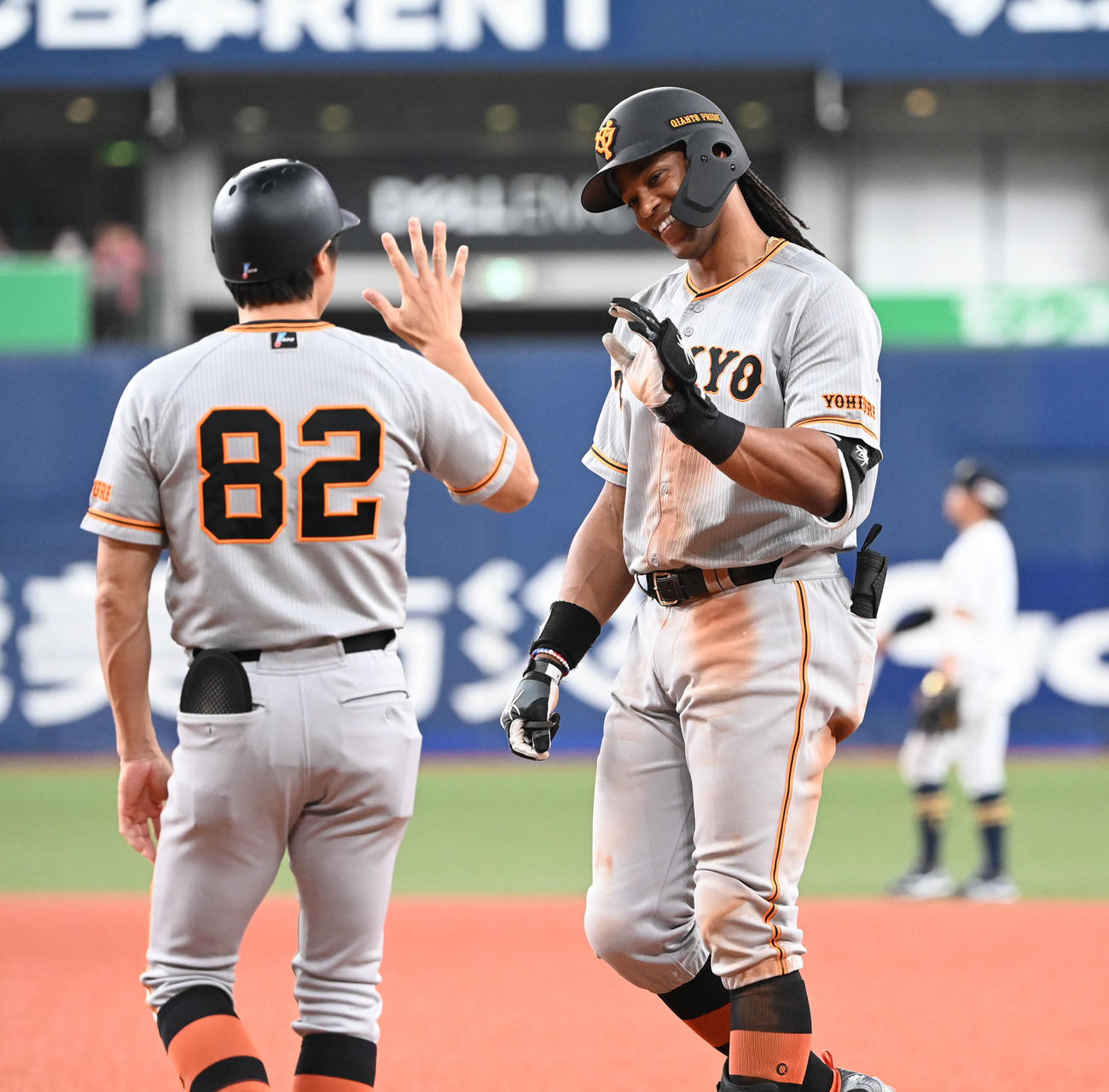 オリックス対巨人　9回表巨人無死一塁、右前打を放ったウォーカーはサイクルならず苦笑い（撮影・和賀正仁）