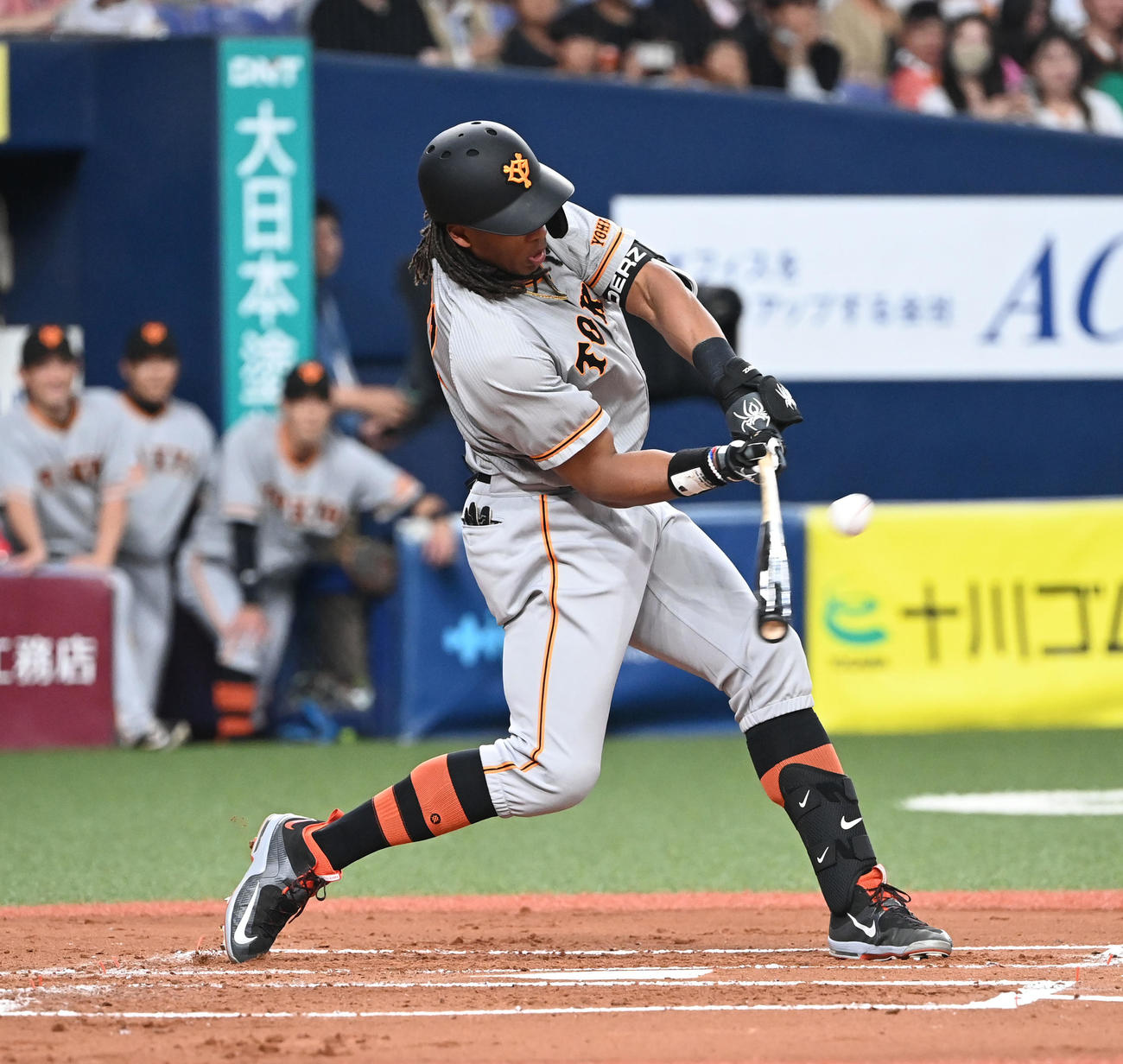 オリックス対巨人　2回表巨人無死、中越え三塁打を放つウォーカー（撮影・和賀正仁）