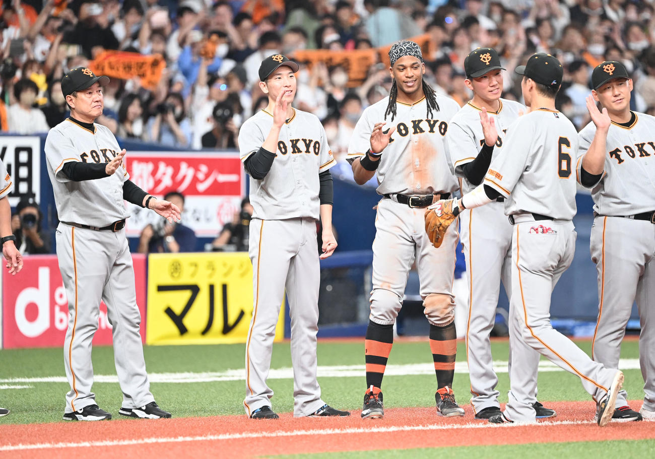 オリックス対巨人　巨人原監督（左）、戸郷（左から2人目）、ウォーカー（同3人目）はチームメートと勝利を喜ぶ（撮影・和賀正仁）