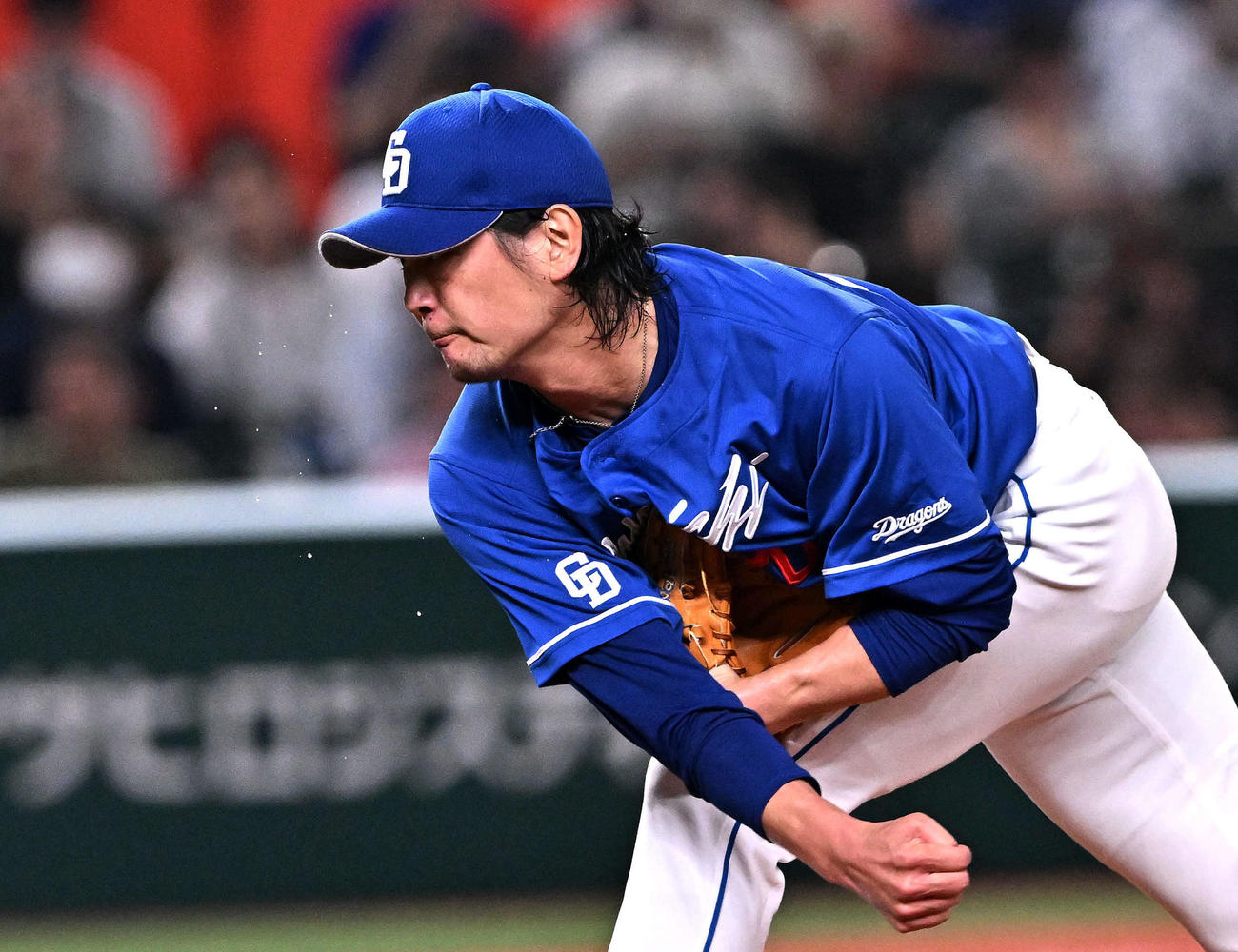 西武対中日　汗を飛ばし力投する中日先発の涌井（撮影・滝沢徹郎）