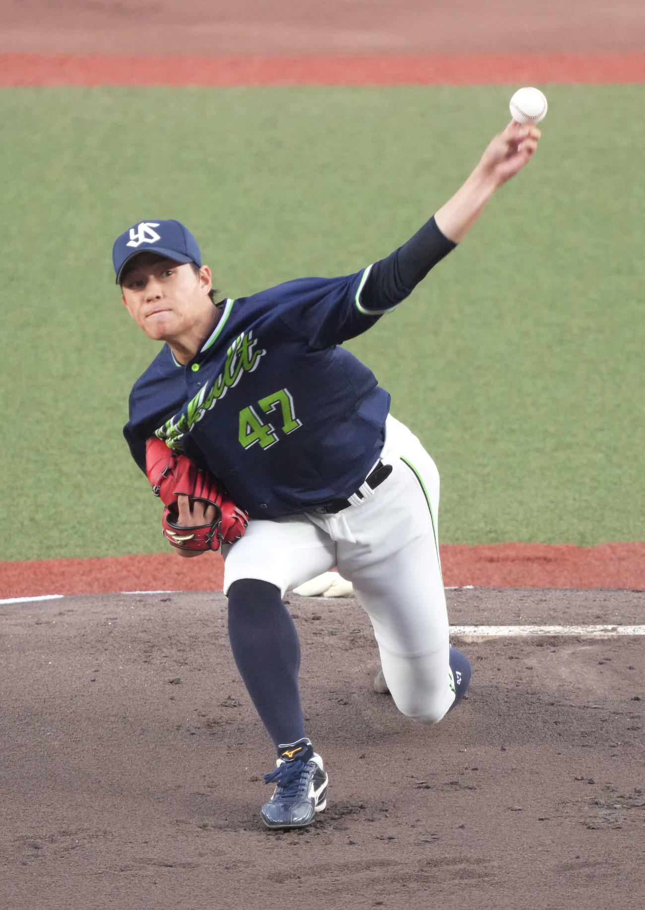 ロッテ対ヤクルト　力投するヤクルト先発の高橋（撮影・小沢裕）