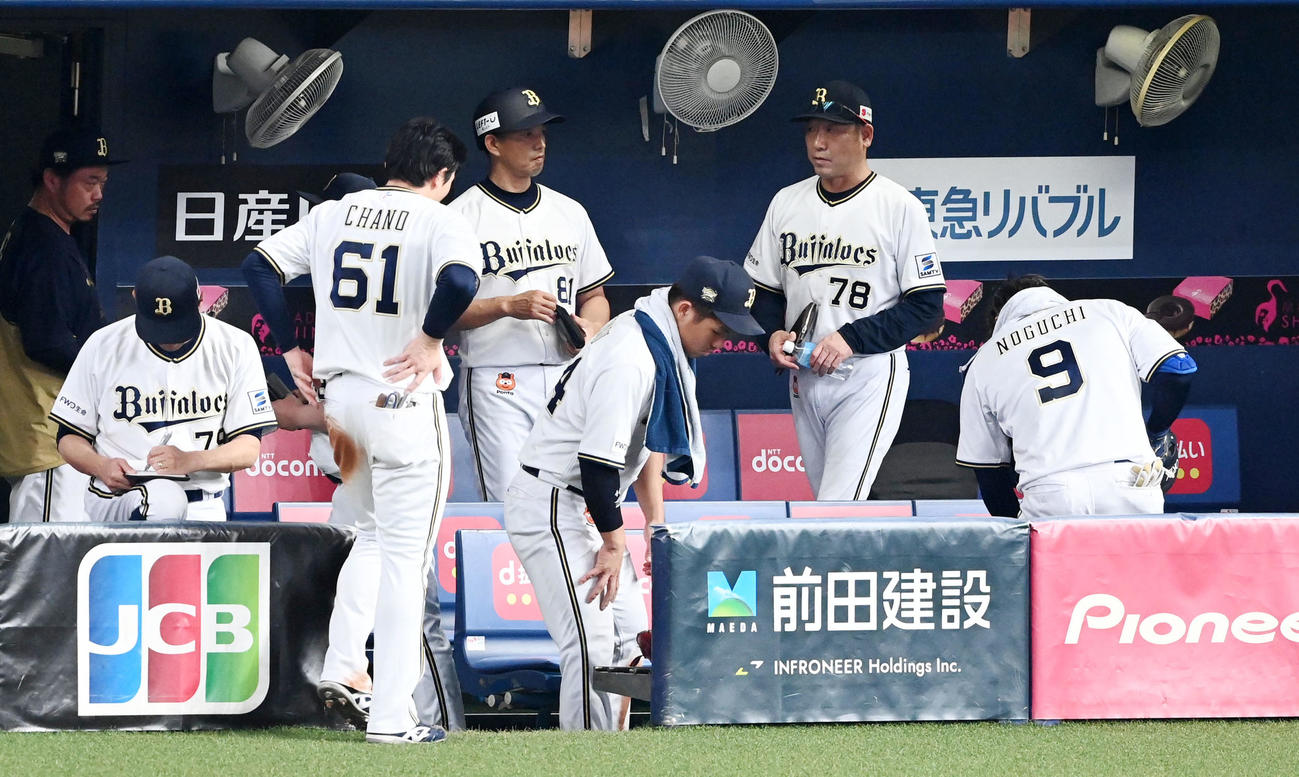 オリックス対巨人　巨人に大敗、引き揚げる中嶋監督（右から2人目）（撮影・前岡正明）