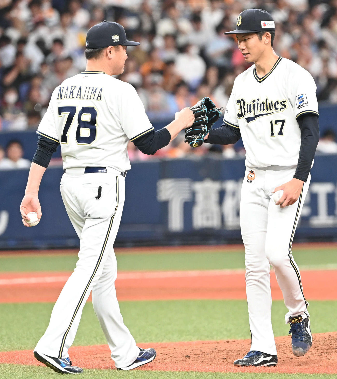 オリックス対巨人　5回表巨人2死一、二塁、岡本和を迎え中嶋監督が直接マウンドに向かい曽谷は降板となる（撮影・和賀正仁）