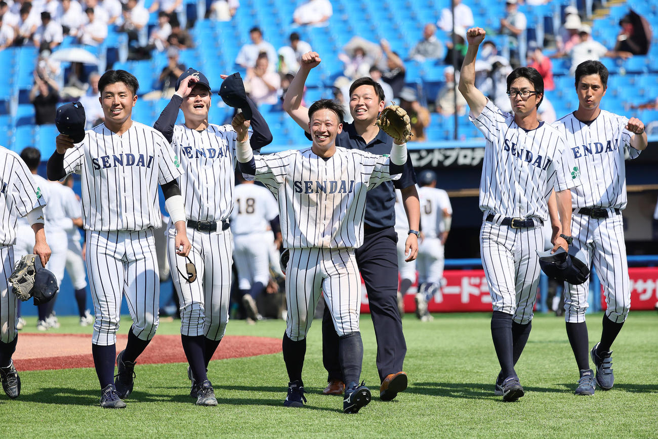 仙台大対東日本国際大　勝利しスタンドの声援に笑顔を見せる仙台大・辻本（中央）（撮影・足立雅史）