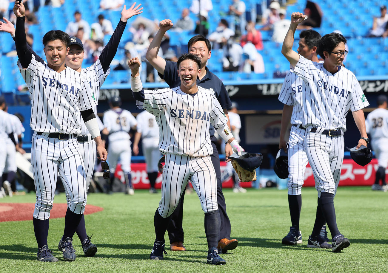 仙台大対東日本国際大　勝利しスタンドの声援に笑顔を見せる仙台大・辻本（撮影・足立雅史）