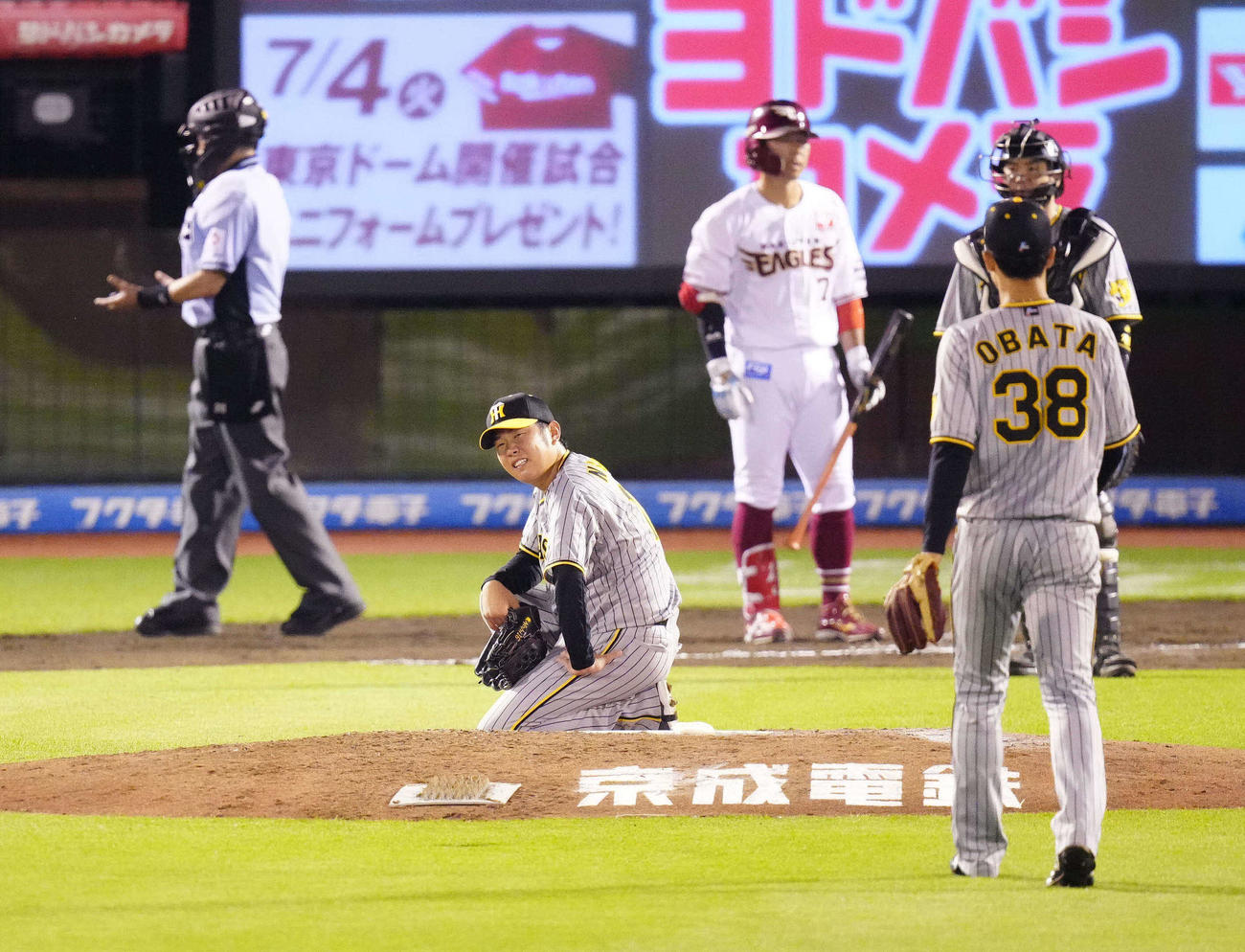 楽天対阪神　6回裏楽天2死一塁、打者鈴木大（後方中央）への投球後、マウンドに座り込み、厳しい表情を見せる西勇（撮影・江口和貴）