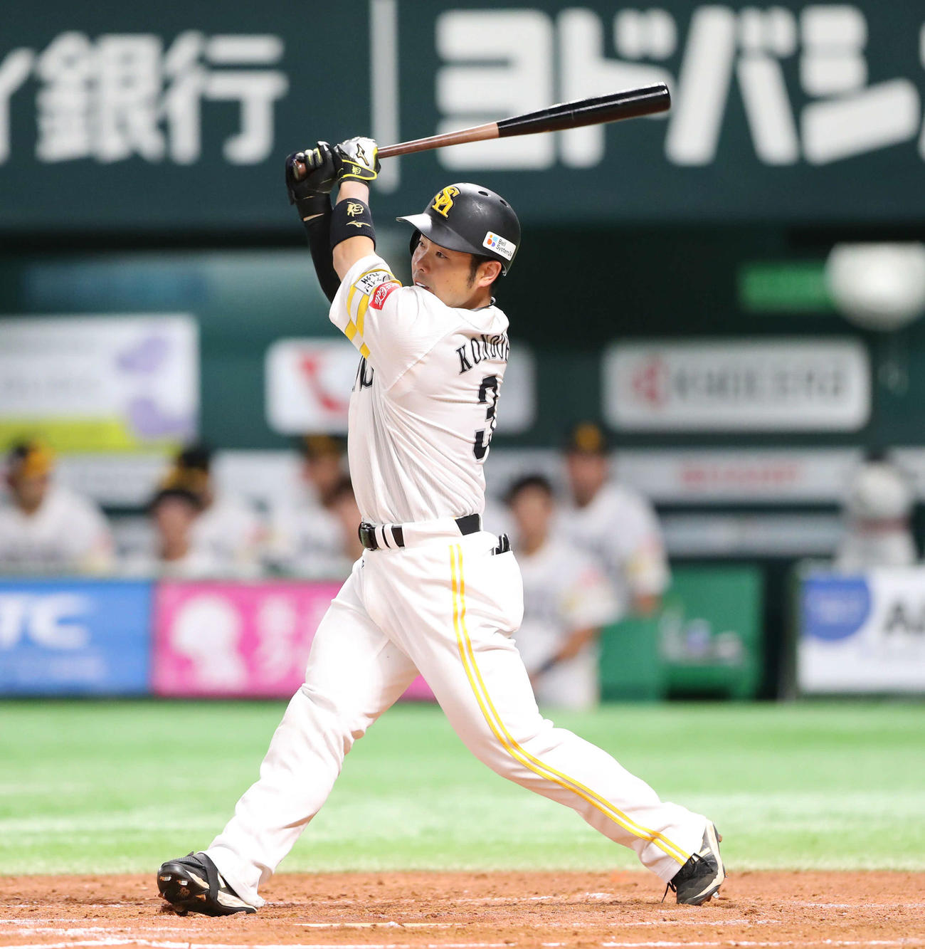 ソフトバンク対DeNA 3回裏ソフトバンク1死二塁、近藤は中越えに先制適時二塁打を放つ（撮影・梅根麻紀）