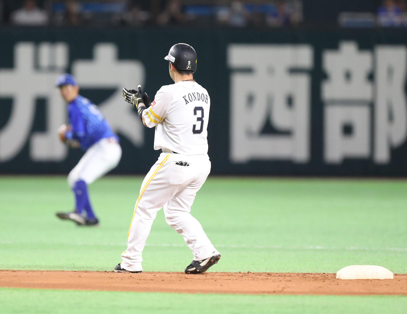 ソフトバンク対DeNA 4回裏ソフトバンク1死二塁、近藤は先制となる中越え適時二塁打を放つ（撮影・冨田成美）