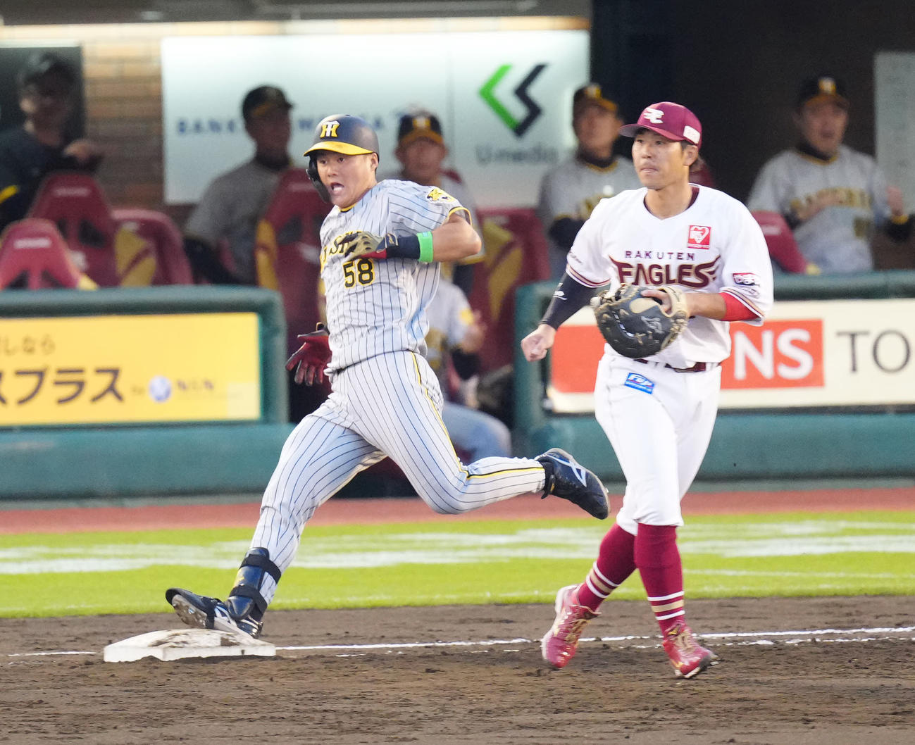 楽天対阪神　3回表阪神1死二塁、二塁内野安打とした前川（左）（撮影・江口和貴）