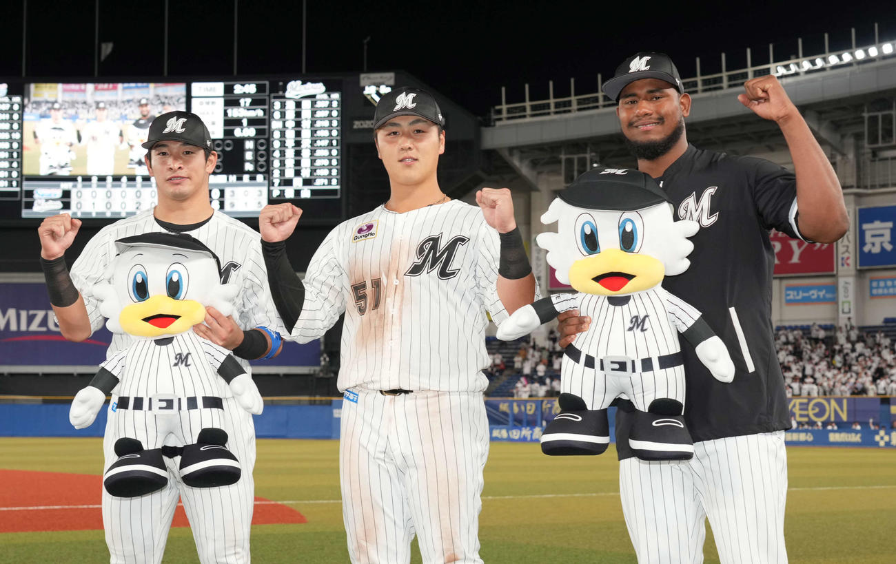 ロッテ対ヤクルト　ヒーローインタビューを終えガッツポーズする、左からロッテ池田、山口、移籍後本拠地初勝利を飾った先発のメルセデス（撮影・小沢裕）