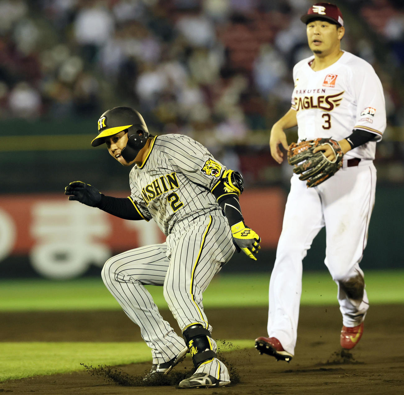 楽天対阪神　9回表阪神1死一塁、梅野は左前打を放ち二塁手前でストップし一・二塁間で挟まれる（撮影・加藤哉）