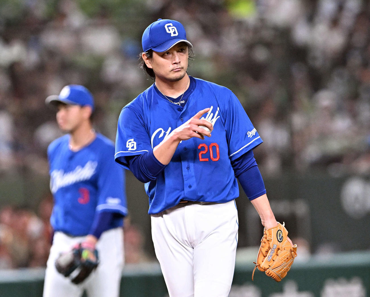 西武対中日　チームメートに合図を送る中日先発の涌井（撮影・滝沢徹郎）