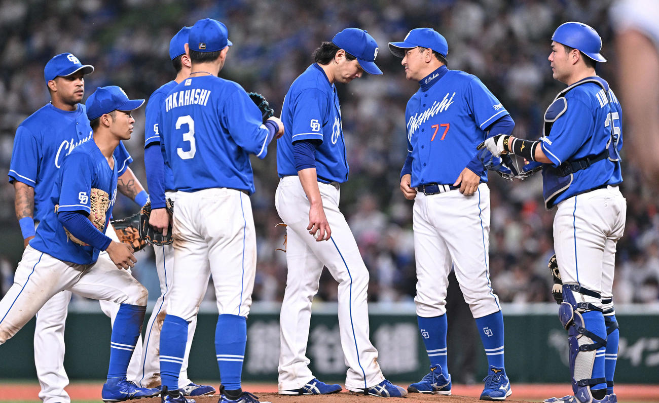 西武対中日　7回裏、先制を許した中日先発の涌井（左から5人目）のもとに集まる選手たち（撮影・滝沢徹郎）