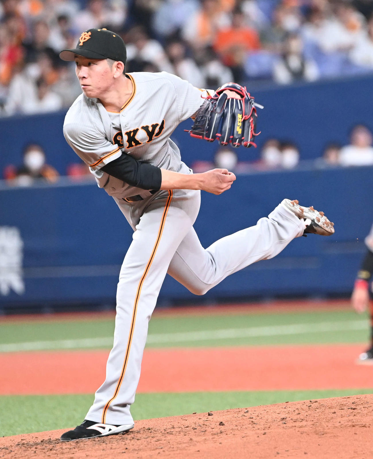 オリックス対巨人　先発する巨人戸郷（撮影・和賀正仁）