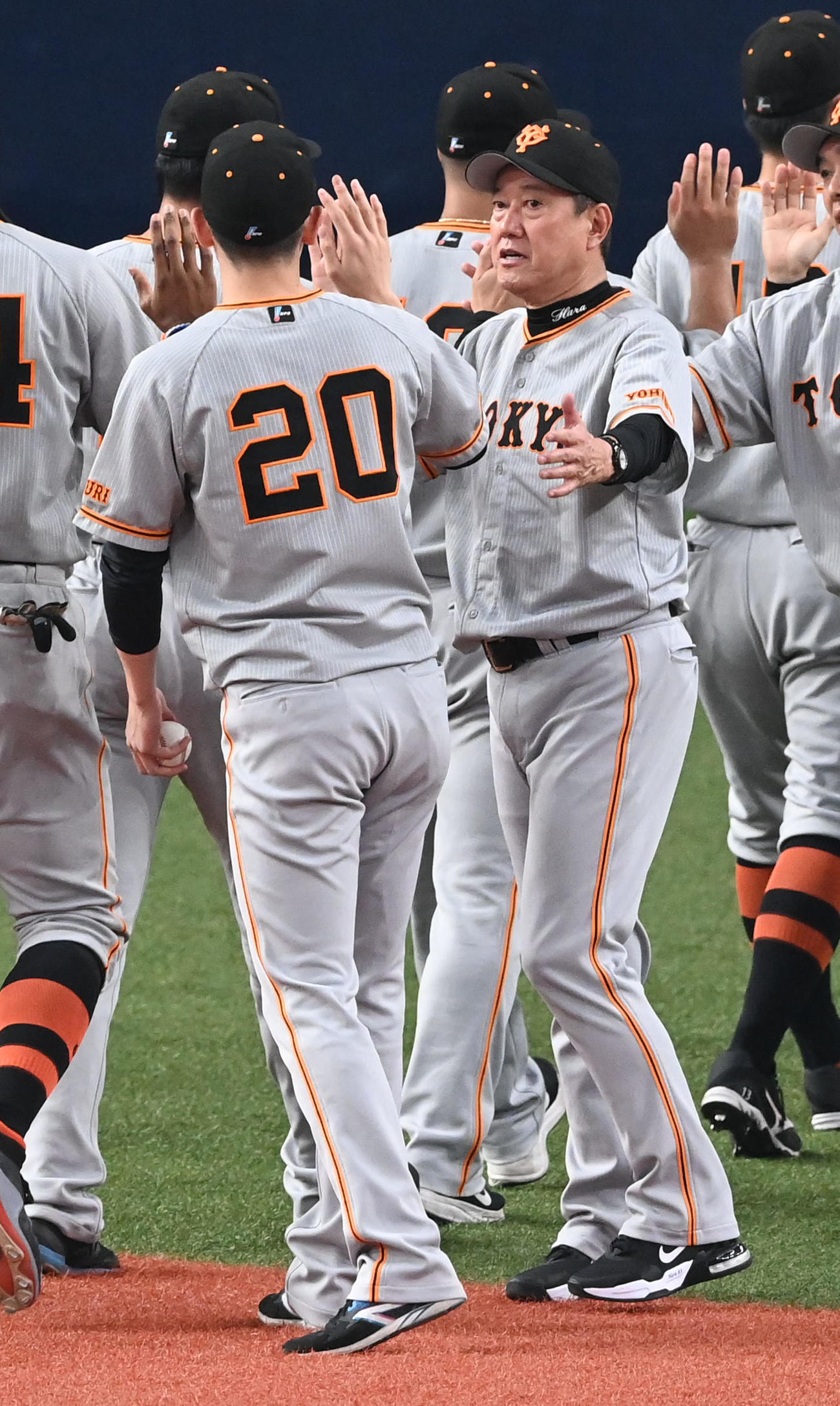 オリックス対巨人　7勝目を挙げた戸郷（左）を祝福する原監督（撮影・前岡正明）