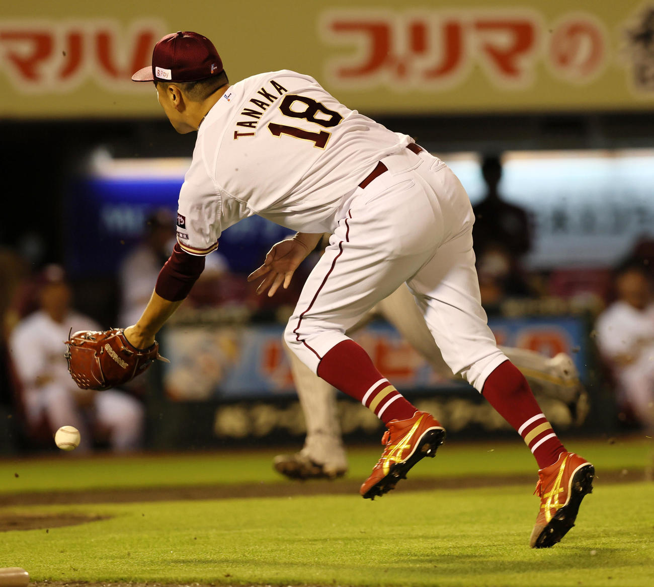 楽天対阪神　5回表阪神1死一、三塁、田中将は小幡のセーフティースクイズバントを本塁へ送球（撮影・加藤哉）