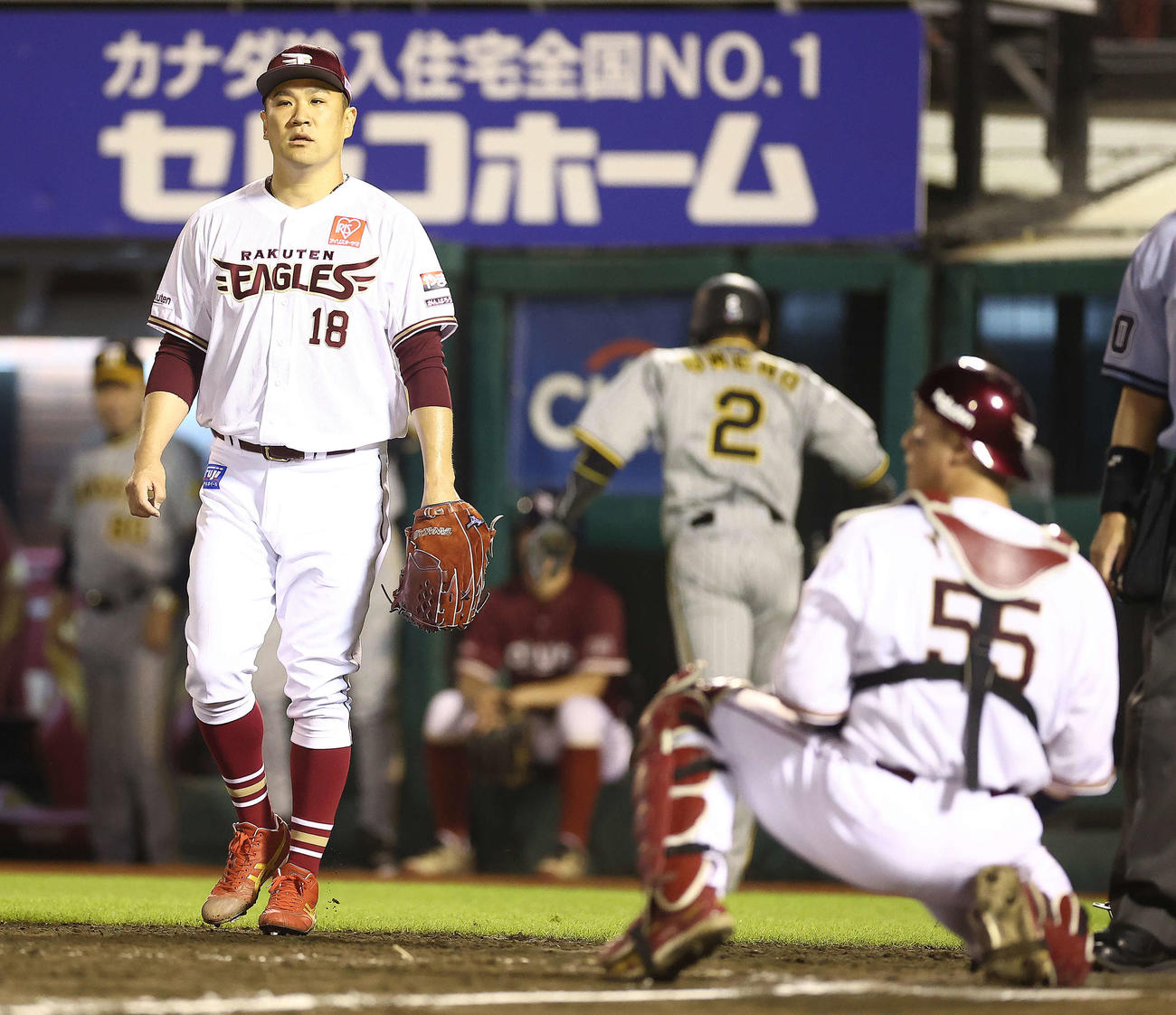 楽天対阪神　5回表阪神1死一、三塁、小幡のスクイズで失点を許す田中将（撮影・河田真司）