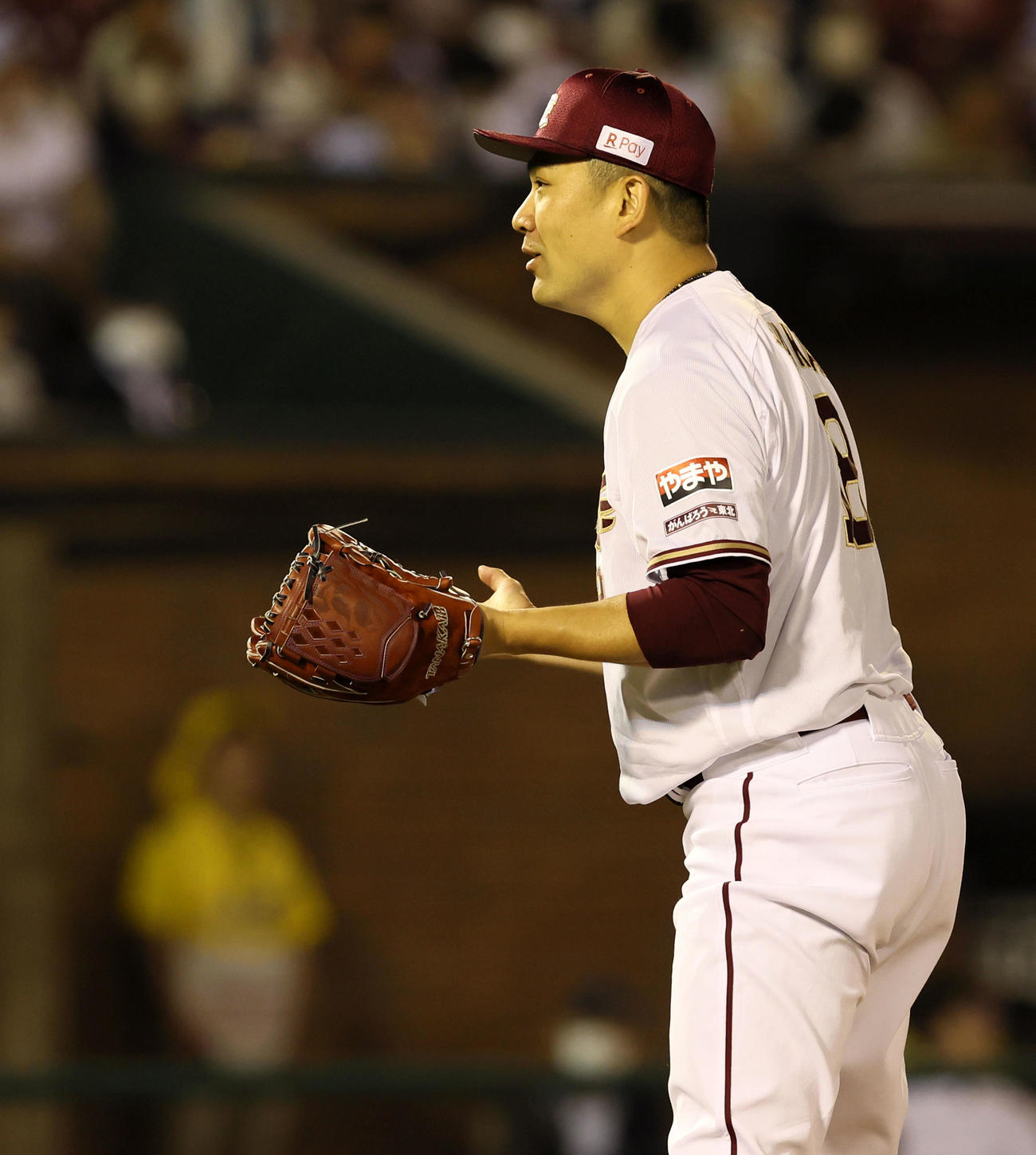 楽天対阪神　5回表阪神1死、田中将は佐藤輝へ投じたボールの判定に両手を広げる（撮影・加藤哉）