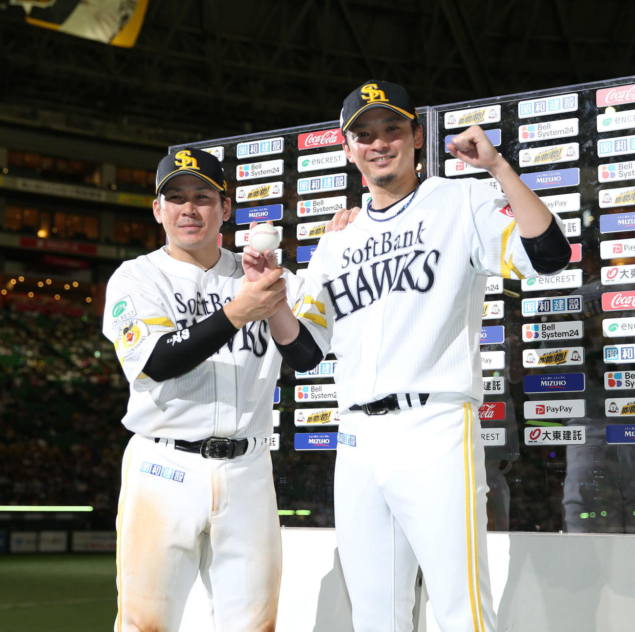 ヒーローになった甲斐(左)と東浜は笑顔で記念撮影に納まる（撮影・冨田成美）
