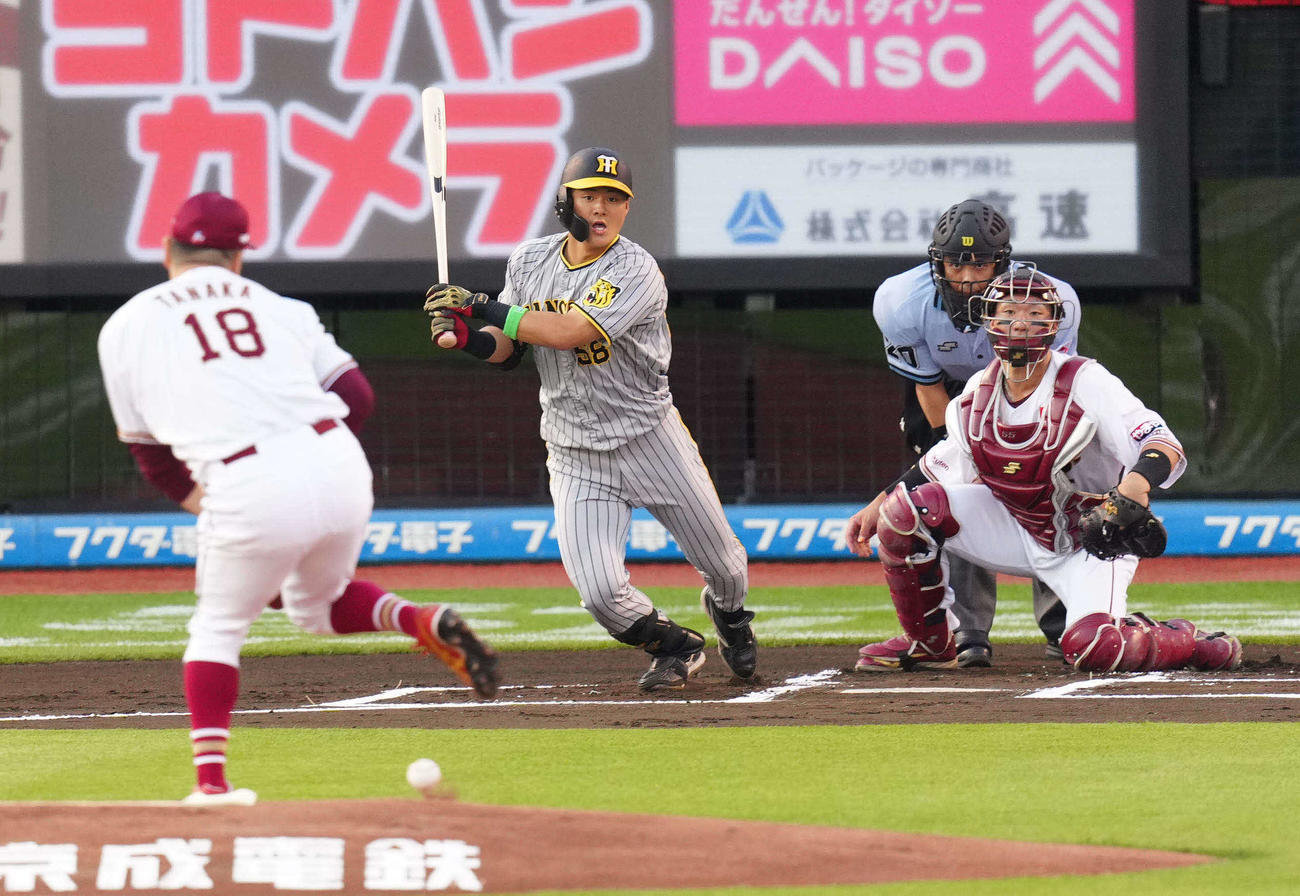 楽天対阪神　1回表阪神1死一塁、中前打を放つ前川。投手田中将（撮影・江口和貴）
