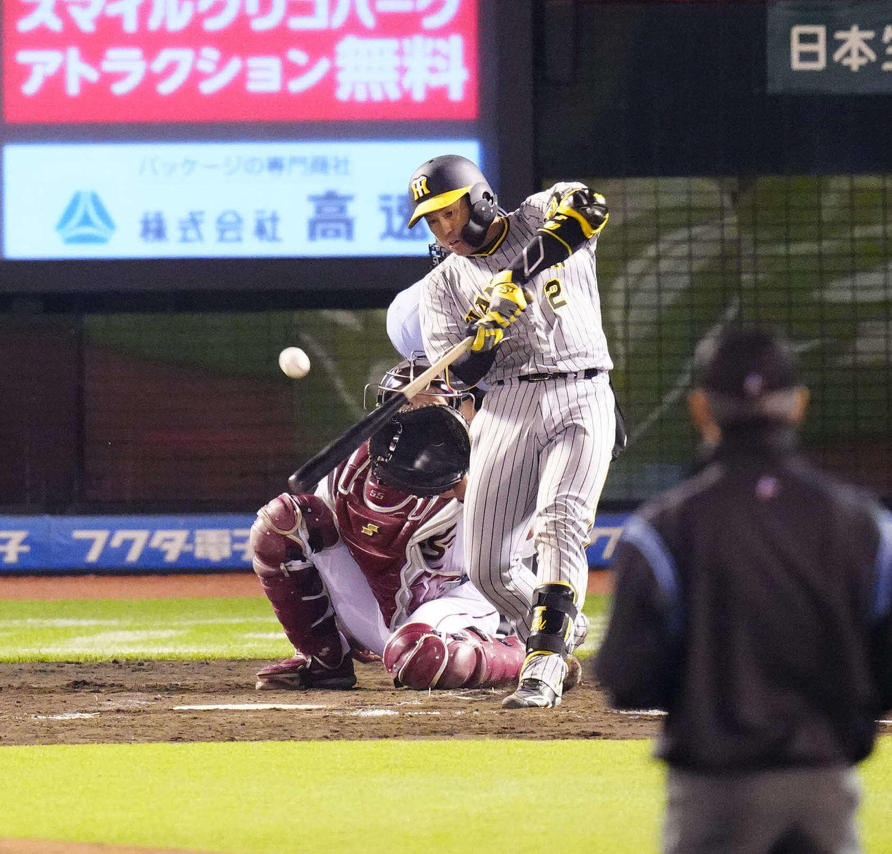 楽天対阪神　5回表阪神1死三塁、適時打を放つ梅野（撮影・江口和貴）