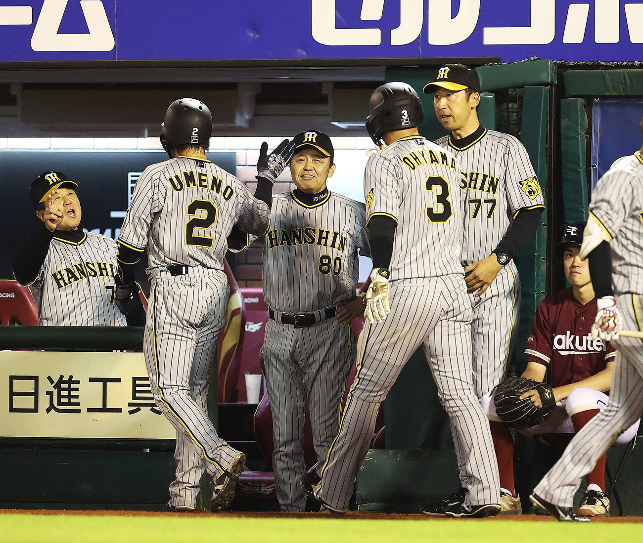 楽天対阪神　9回表阪神1死二、三塁、小野寺が左前適時打を放ち、生還する梅野（手前左）と大山を笑顔で迎える岡田監督（撮影・河田真司）