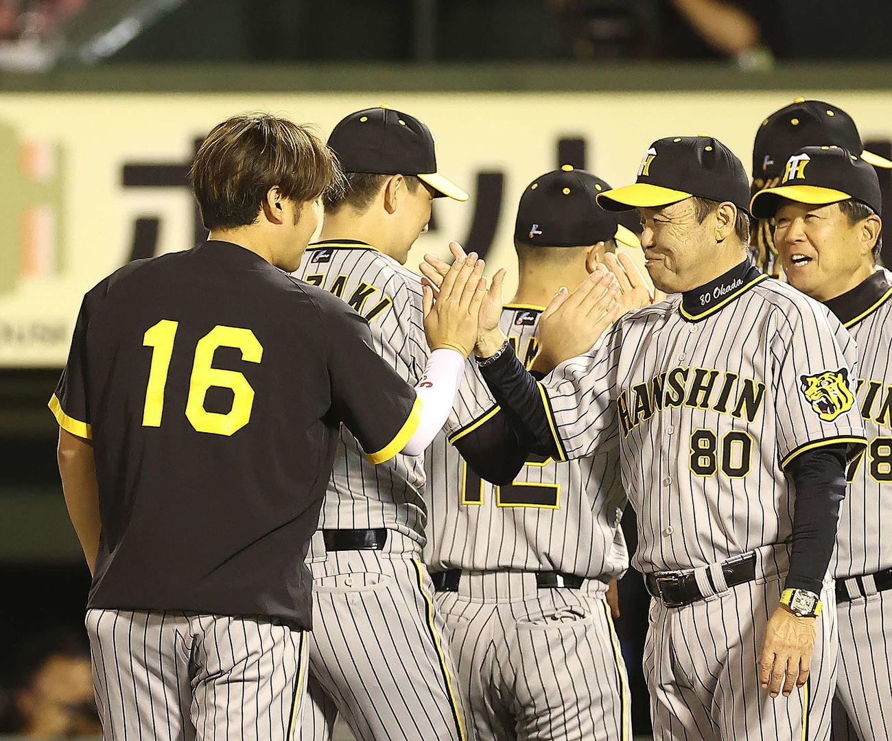 楽天対阪神　楽天に勝利し、西勇（左）とタッチを交わす岡田監督（撮影・河田真司）