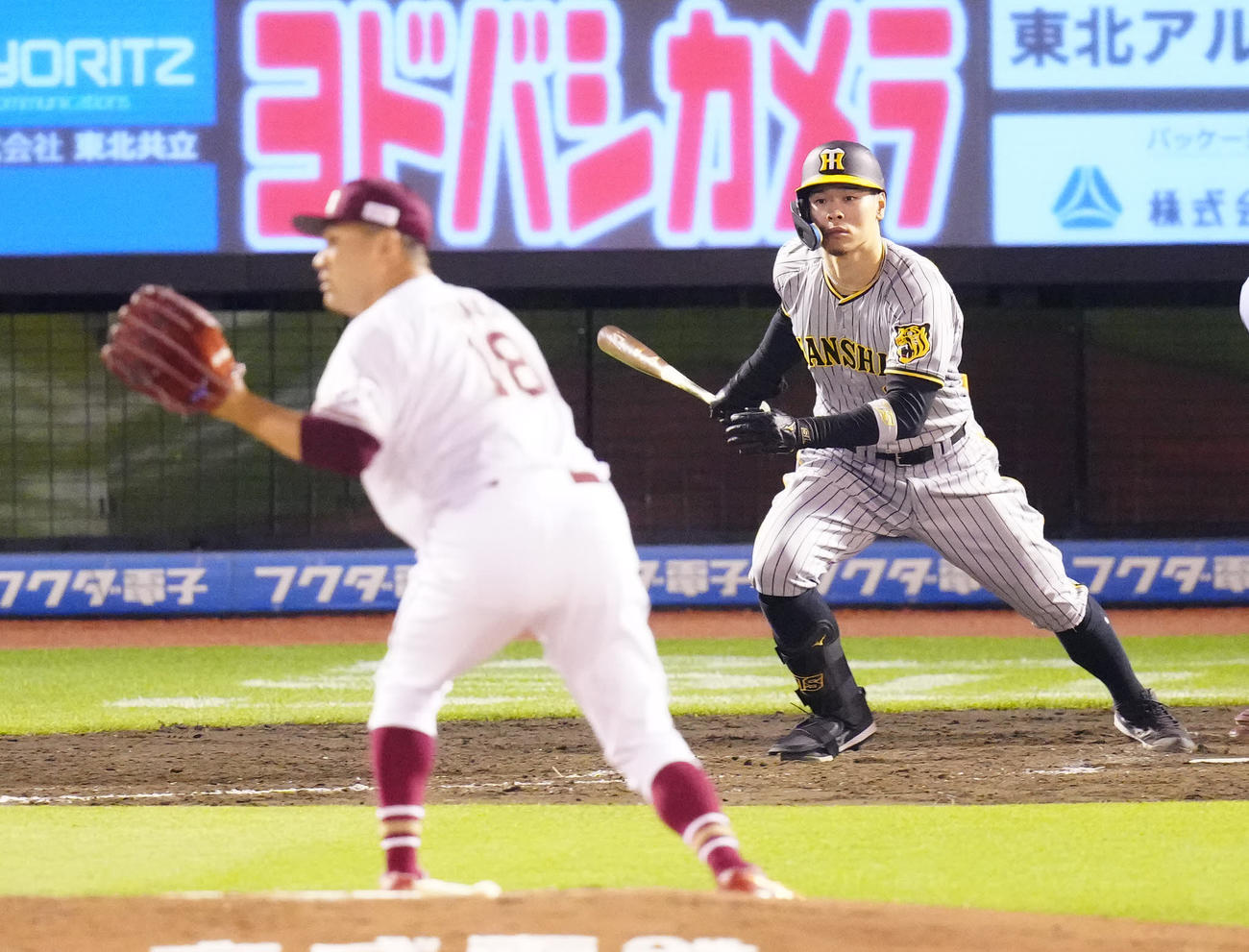 楽天対阪神　5回表阪神1死、三塁打を放つ佐藤輝。投手田中将（撮影・江口和貴）
