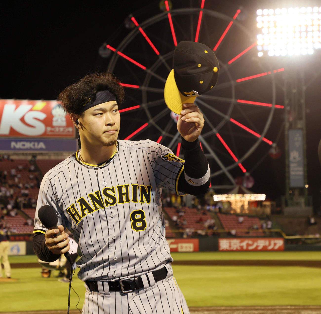 楽天対阪神　ヒーローインタビューを終えスタンドにあいさつする佐藤輝（撮影・加藤哉）