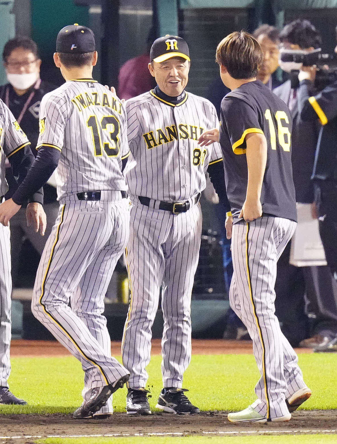 楽天対阪神　試合後、阪神西勇（右）に笑顔を見せる岡田監督（撮影・江口和貴）