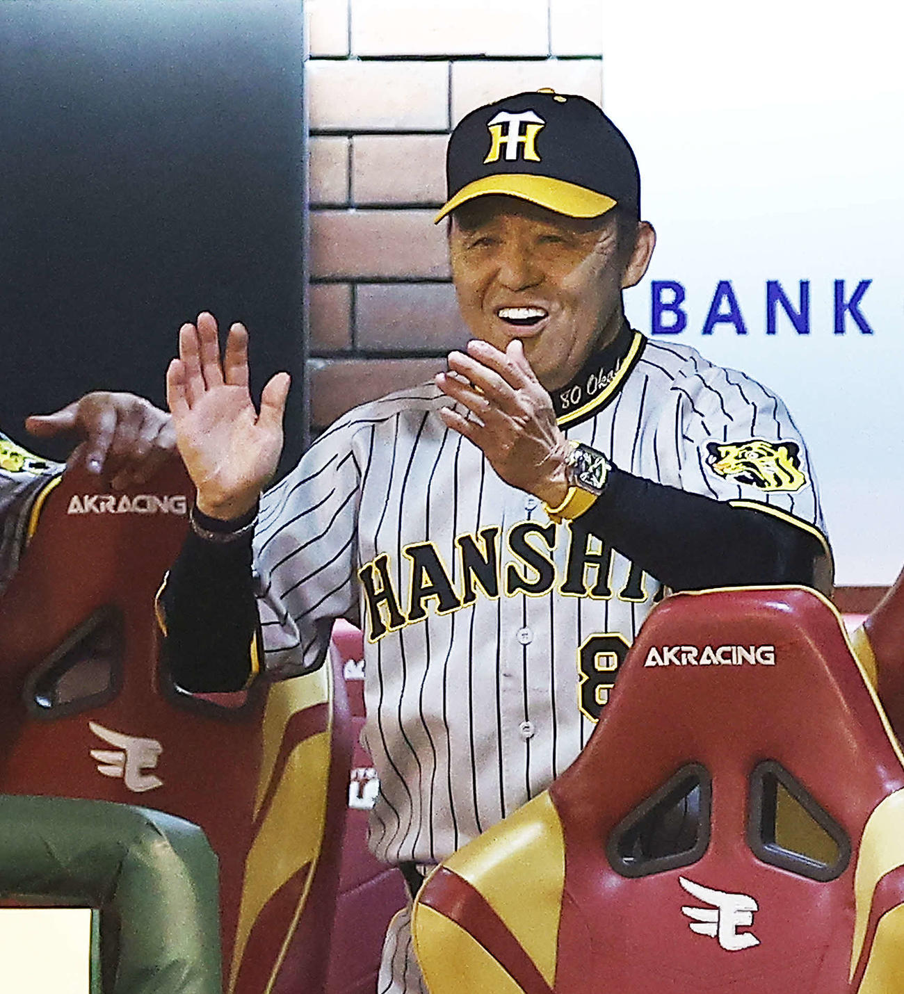 楽天対阪神　5回表阪神1死三塁、梅野が右前適時打を放ち、笑顔で手をたたく岡田監督（撮影・河田真司）