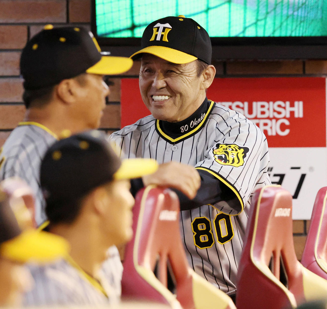 楽天対阪神　8回裏楽天1死一、三塁、阪神岡田監督は岡島の適時打で一塁走者浅村の三塁判定について石井監督からのリクエストが認められずアウトになりベンチで笑顔（撮影・加藤哉）