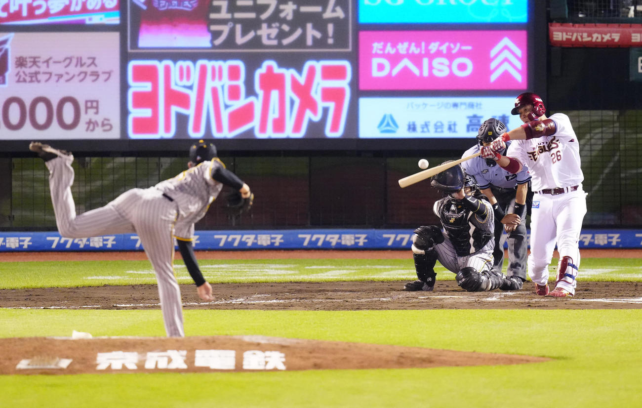 楽天対阪神　6回裏楽天2死一、二塁、空振り三振に倒れる炭谷。投手及川（撮影・江口和貴）