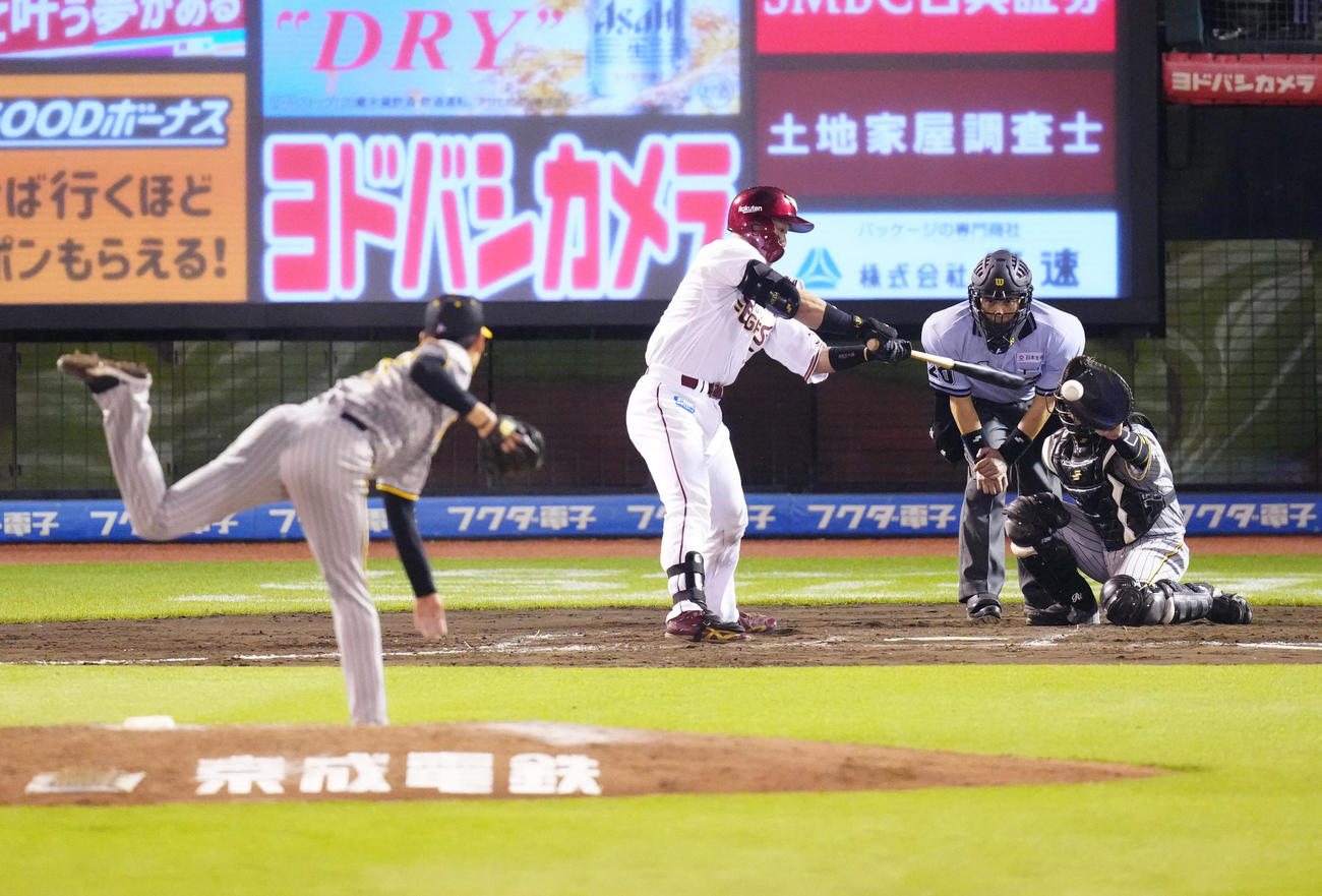 楽天対阪神　7回裏楽天無死、空振り三振に倒れる和田。投手及川（撮影・江口和貴）