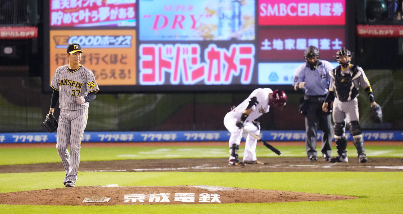 楽天対阪神　7回裏楽天1死、安田（後方左）から空振り三振を奪った及川（撮影・江口和貴）