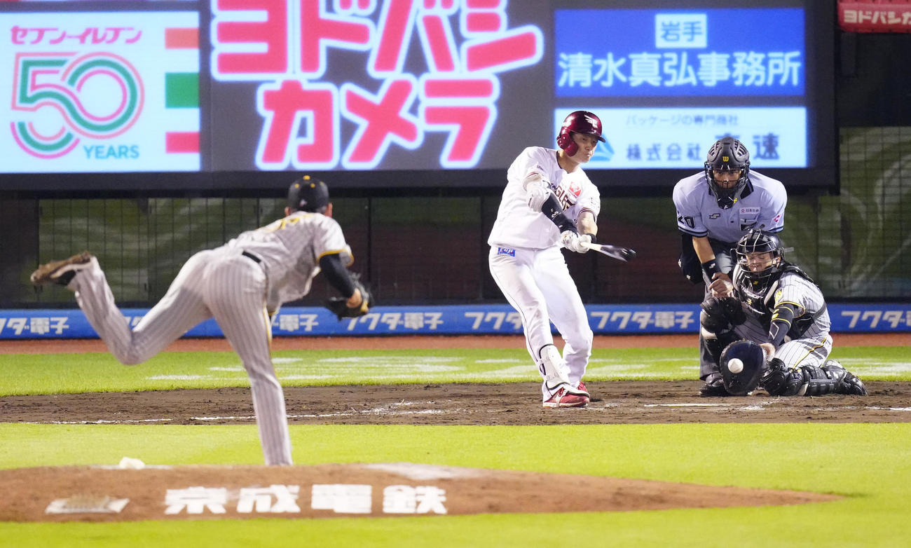 楽天対阪神　7回裏楽天2死、空振り三振に倒れる辰己。投手及川（撮影・江口和貴）