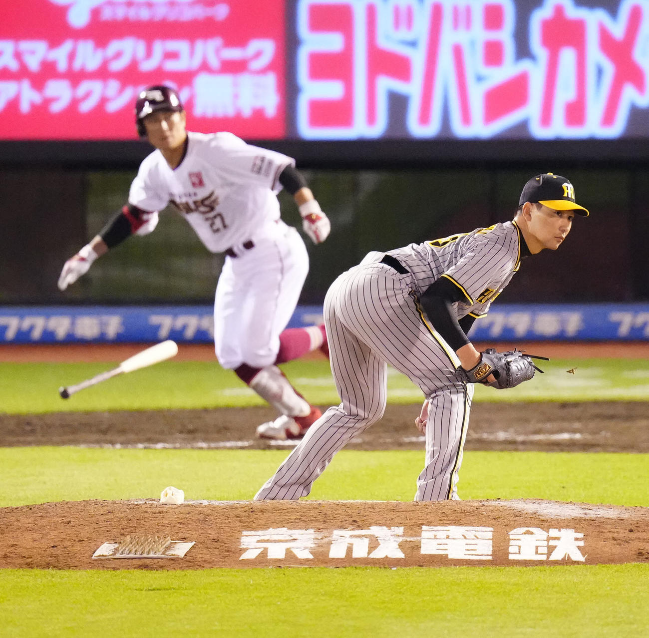 楽天対阪神　8回裏楽天1死一、三塁、岡島（後方）に適時打を浴びる岩崎（撮影・江口和貴）