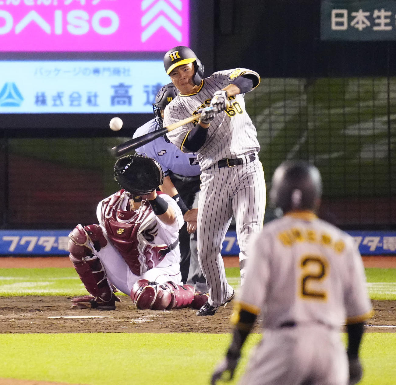 楽天対阪神　9回表阪神1死二、三塁、2点適時打を放つ小野寺（撮影・江口和貴）