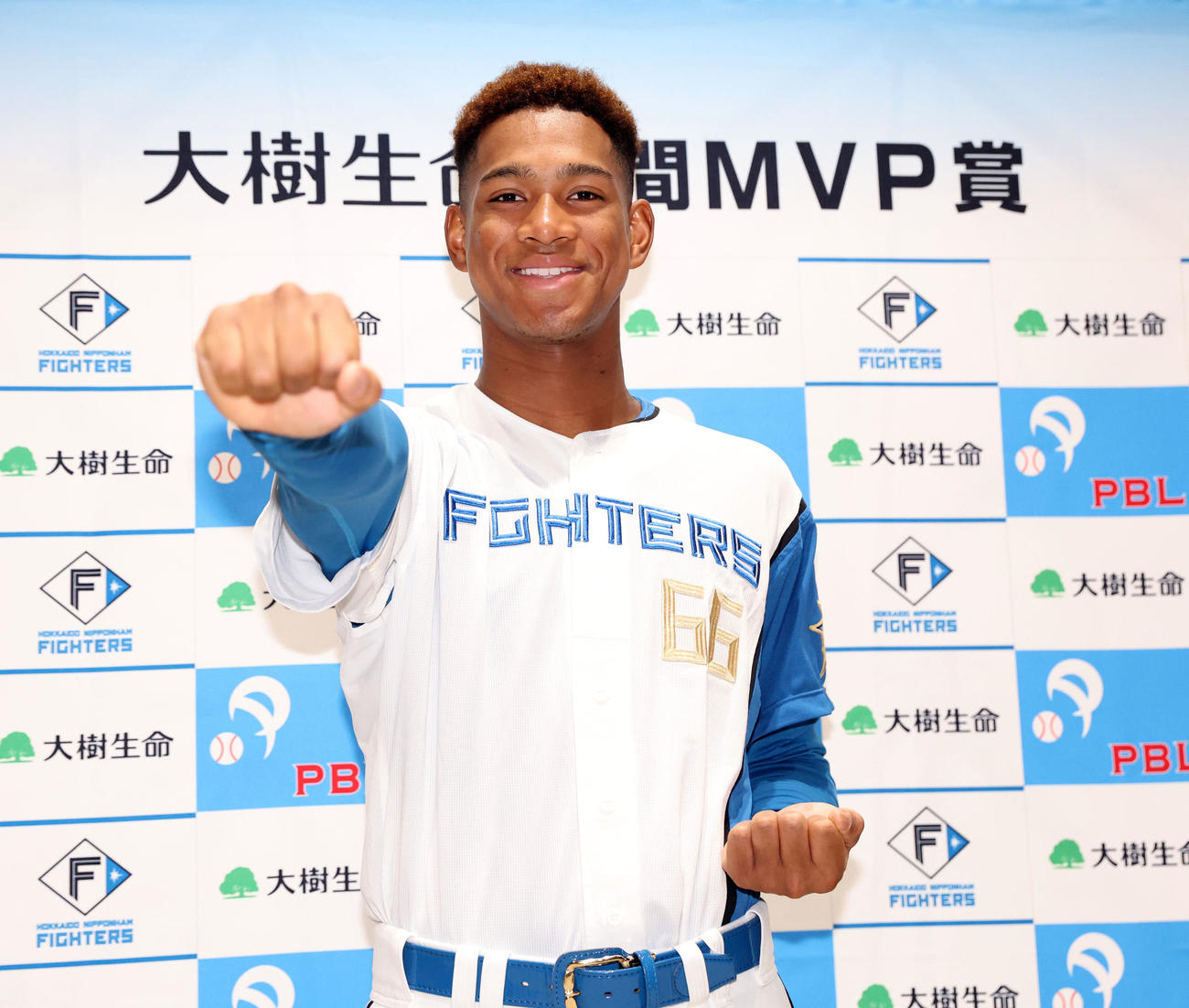 5月の大樹生命月間MVPに選ばれ、受賞会見でポーズを決め記念撮影をする日本ハム万波（撮影・佐藤翔太）