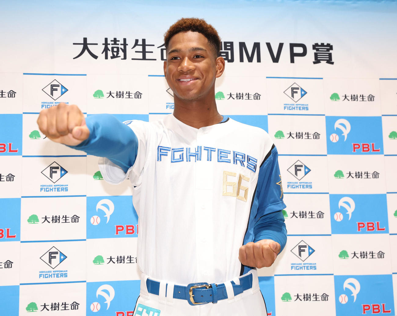 5月の大樹生命月間MVPに選ばれ、受賞会見でポーズを決め記念撮影をする日本ハム万波（撮影・佐藤翔太）