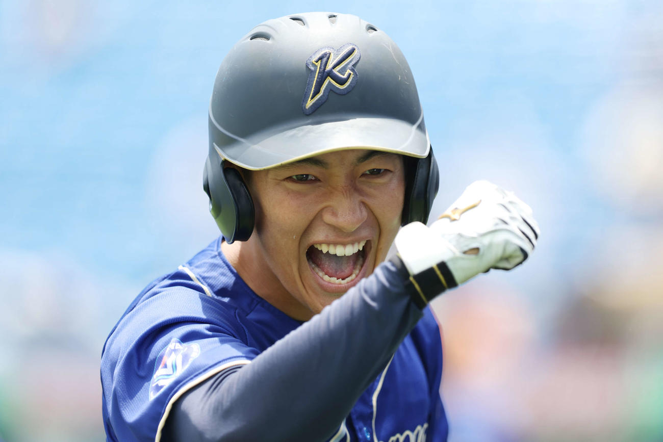 鹿屋体大対白鴎大　9回表鹿屋体大2死、左越えソロ本塁打を放ち、ポーズを決める原（撮影・宮地輝）