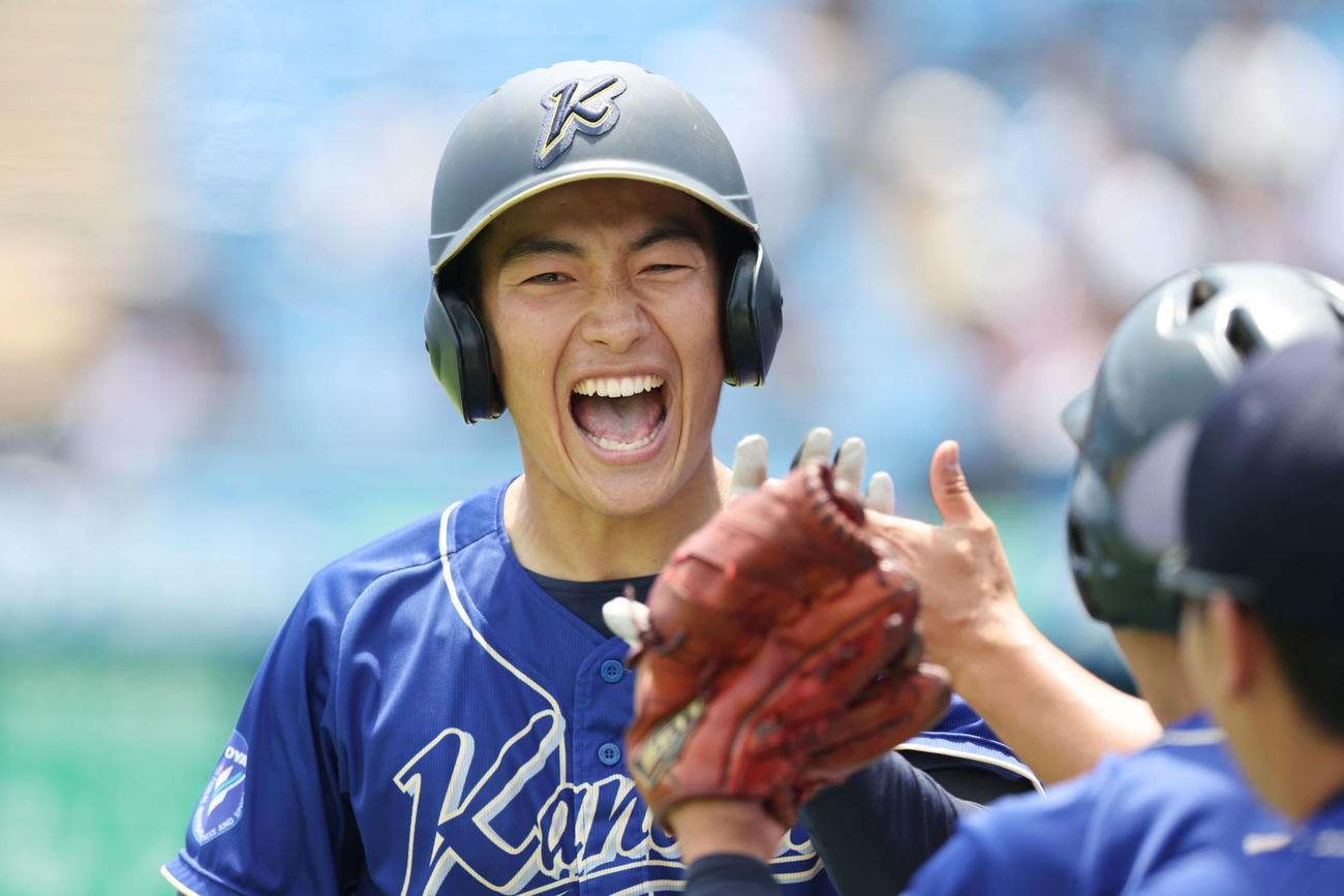 鹿屋体大対白鴎大　9回表鹿屋体大2死、左越えソロ本塁打を放ち、チームメートとタッチを交わす原（撮影・宮地輝）